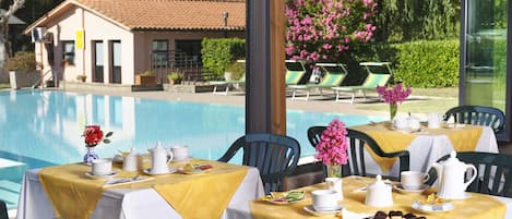 Free daily buffet breakfast