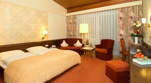 Double Room | Desk, laptop workspace, blackout drapes, free WiFi - Burghotel (Geislingen an der Steige)