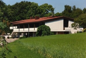 A modern house with a flat roof, large windows, and a covered porch. - Burghotel (Geislingen an der Steige)