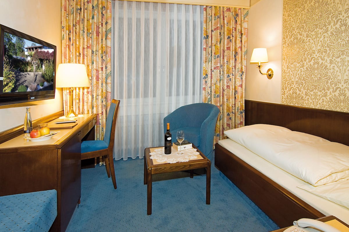 Single Room | Desk, laptop workspace, blackout drapes, WiFi (free)