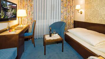 Quarto solteiro | Escrivaninha, cortinas blackout, Wi-Fi de cortesia, roupa de cama