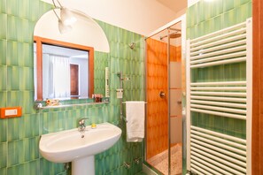 Apartment, 3 Bedrooms, Terrace | Bathroom | Separate tub and shower, deep soaking tub, rainfall showerhead - Lovely apt in Sorrento Old town Close to the Beach (Sorrento)