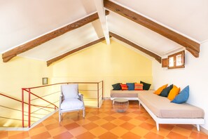 Apartment, 3 Schlafzimmer, Terrasse | Wohnbereich | 40-Zoll-Flachbildfernseher mit Digitalempfang, Fernseher