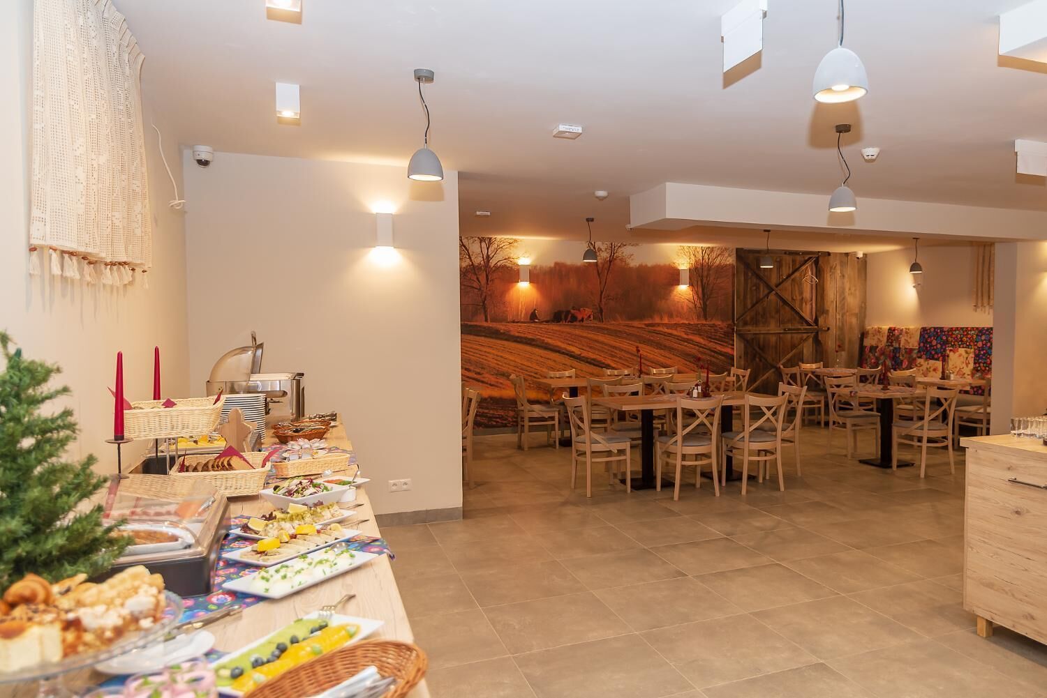 供应午餐、晚餐和早午餐，地方菜