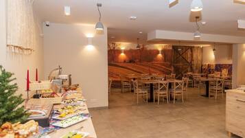 Se sirven almuerzos, cenas y brunches; cocina local