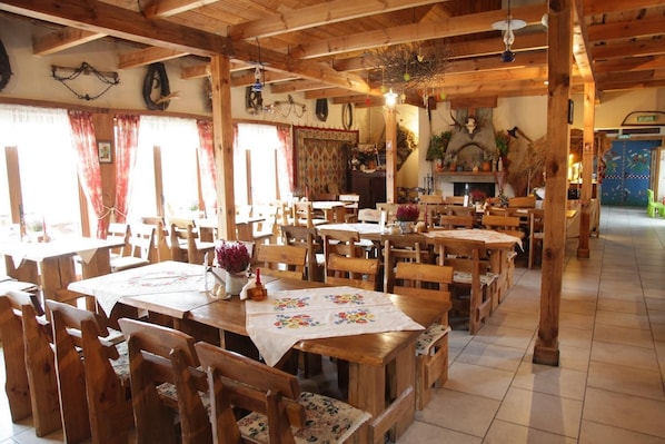 Lunch, dinner, brunch served; local cuisine