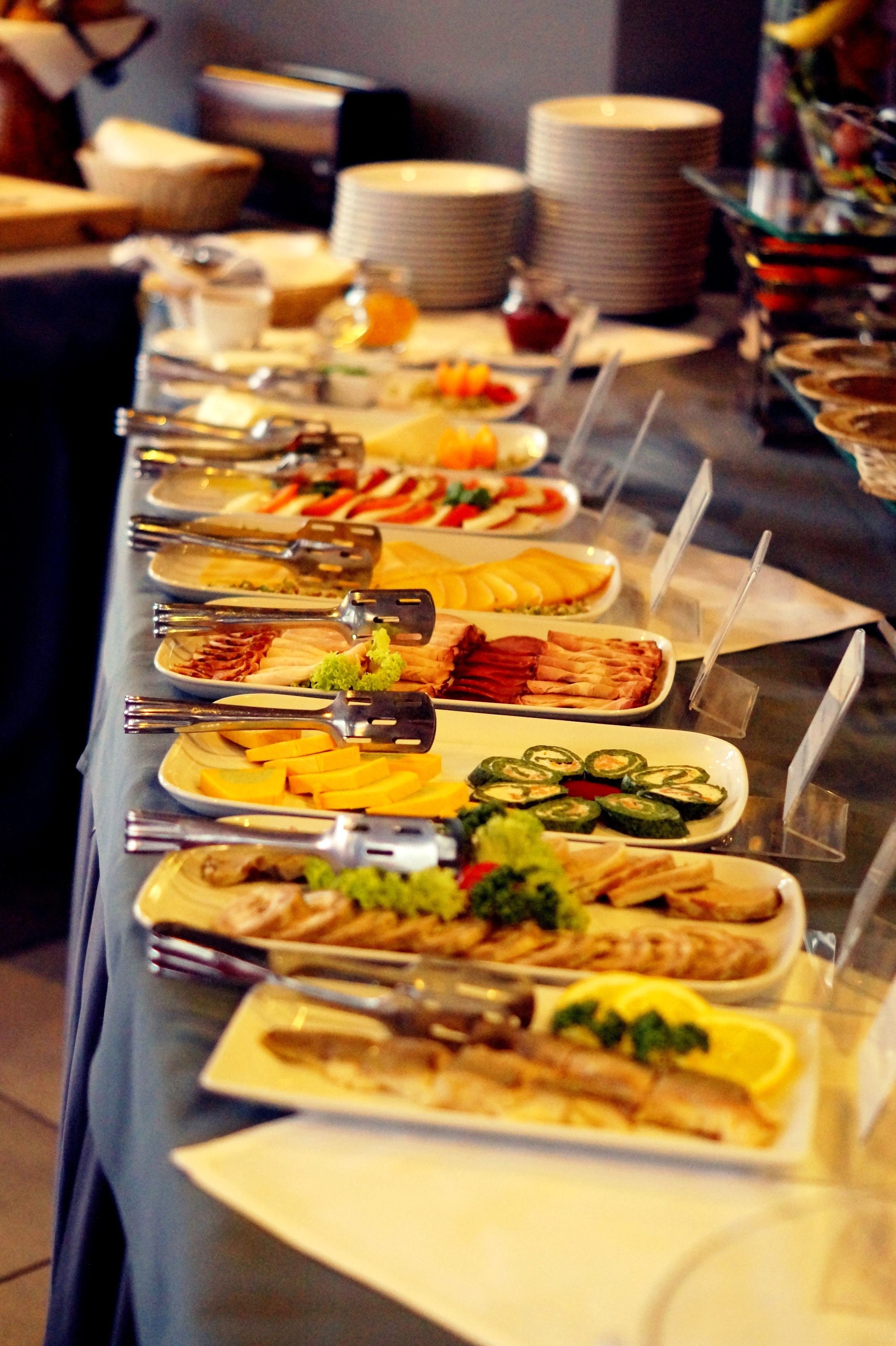 En buffet med forskellige retter og bestik.