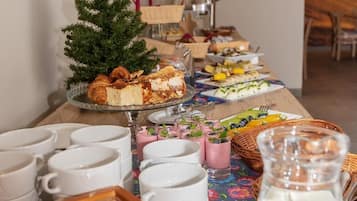Se sirven almuerzos, cenas y brunches; cocina local