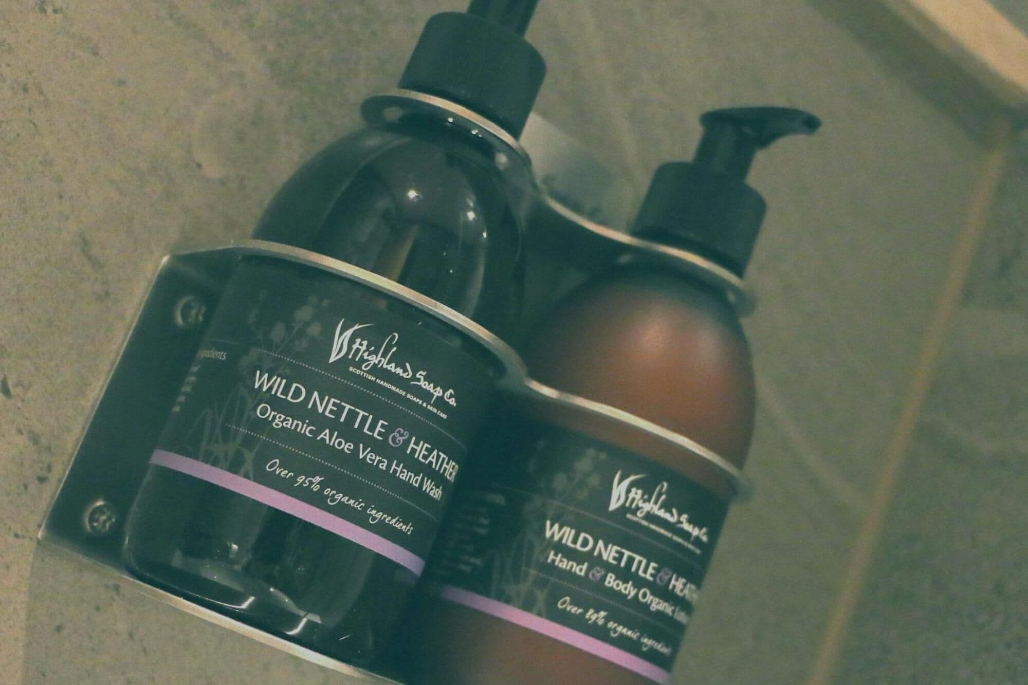 Zwei Flaschen Hand- und Körperwaschgel mit Brennnessel und Heidekraut von Highland Soap Co.