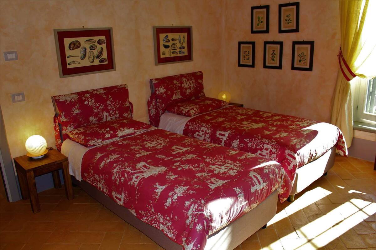 Desk, free WiFi, bed sheets