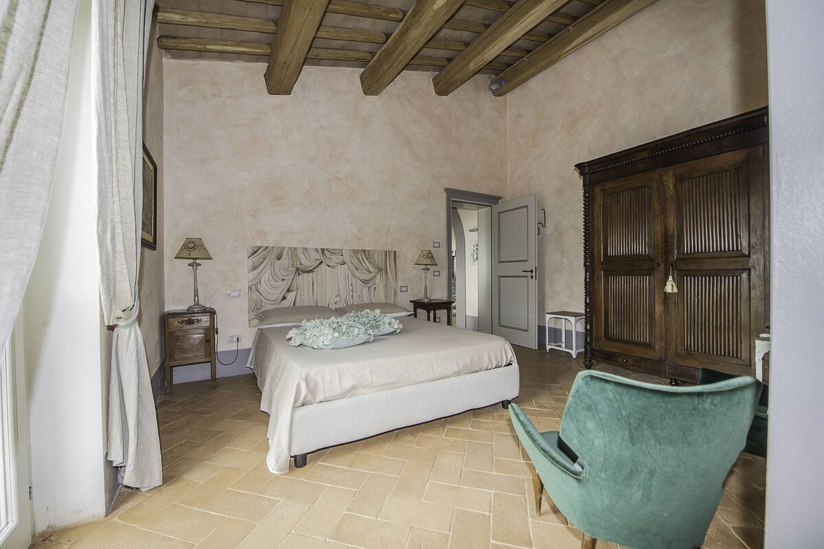 Desk, free WiFi, bed sheets