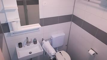 City appartement, 1 slaapkamer | Badkamer | Een douche, gratis toiletartikelen, handdoeken