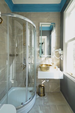 Shower, free toiletries, hair dryer, towels - Pasaport Pier Istanbul (Istanbul)