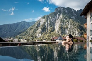 Una piscina techada, una piscina al aire libre