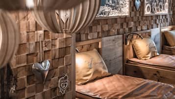 Salas de tratamiento para parejas, un sauna, una bañera de hidromasaje