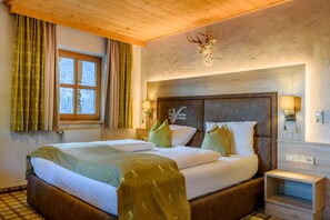 Habitación tradicional, 1 cama Queen size, para no fumadores, vista parcial al lago | Ropa de cama hipoalergénica y caja de seguridad en la habitación