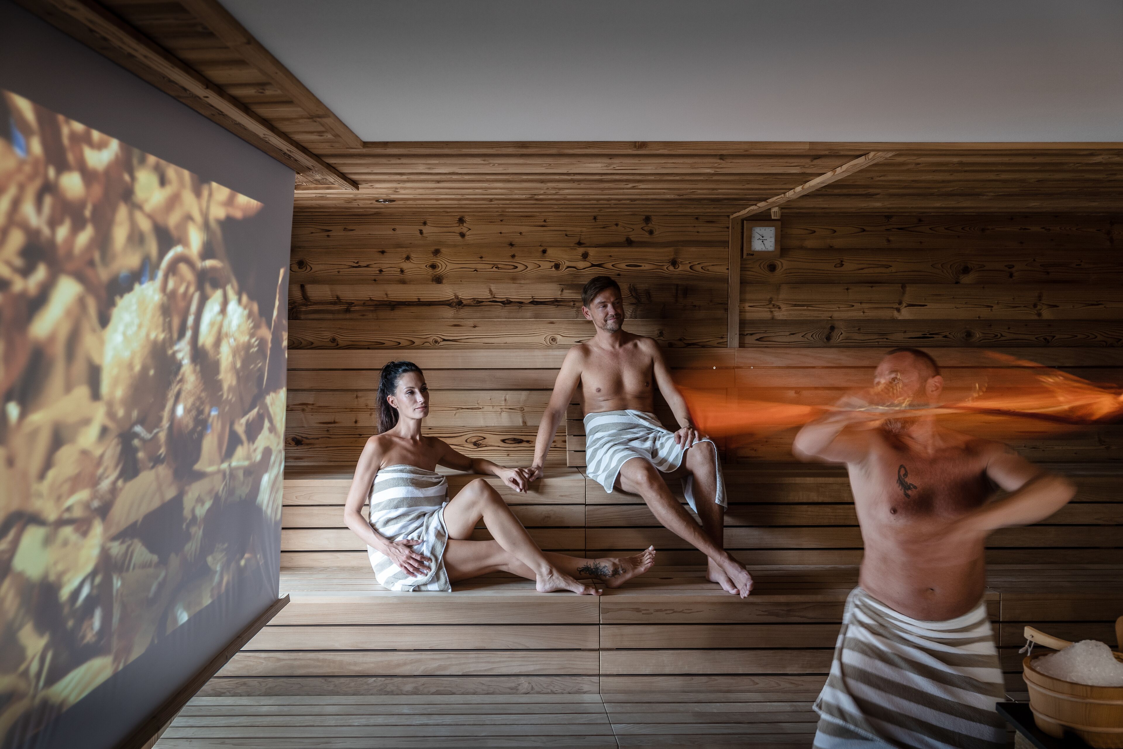 Uma sala de sauna com paredes e bancos de madeira.