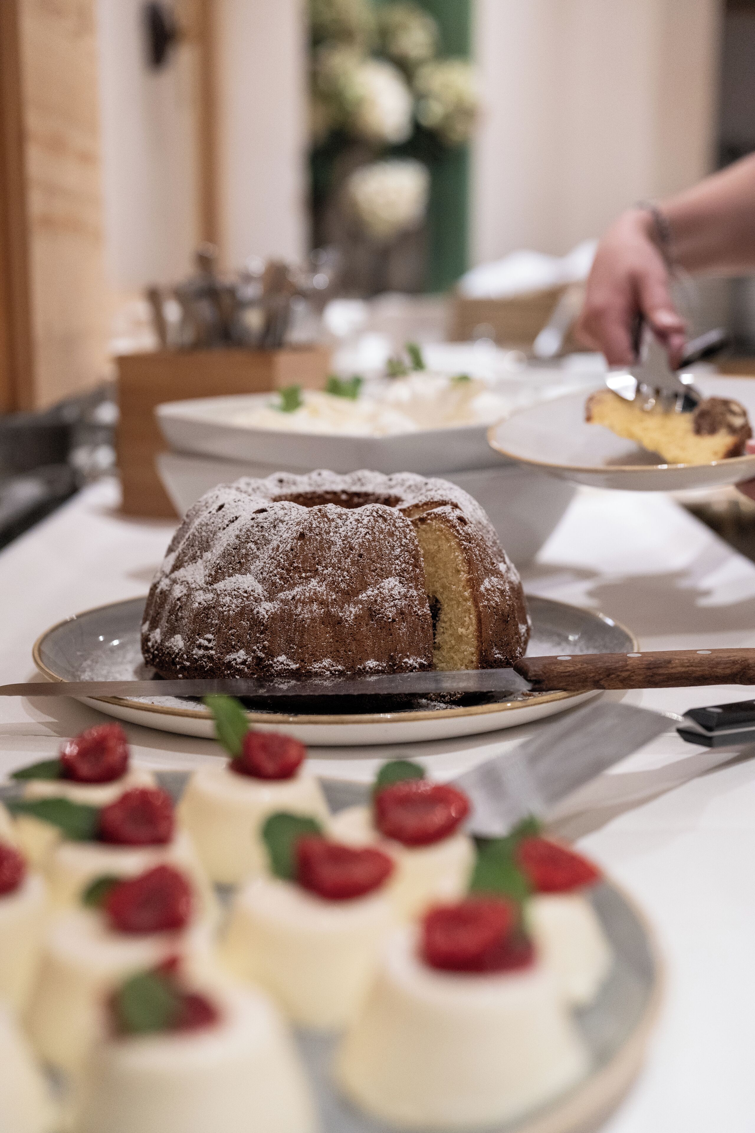 Ein Desserttisch mit einem Bundt-Kuchen und verschiedenen anderen Desserts.