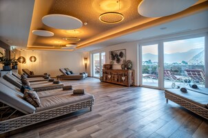 Salas de tratamiento para parejas, un sauna, una bañera de hidromasaje