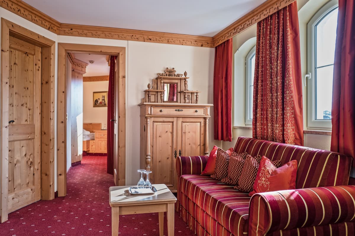 classic suite, multiple beds, non smoking, lake view | in-room safe, free wifi, bed sheets