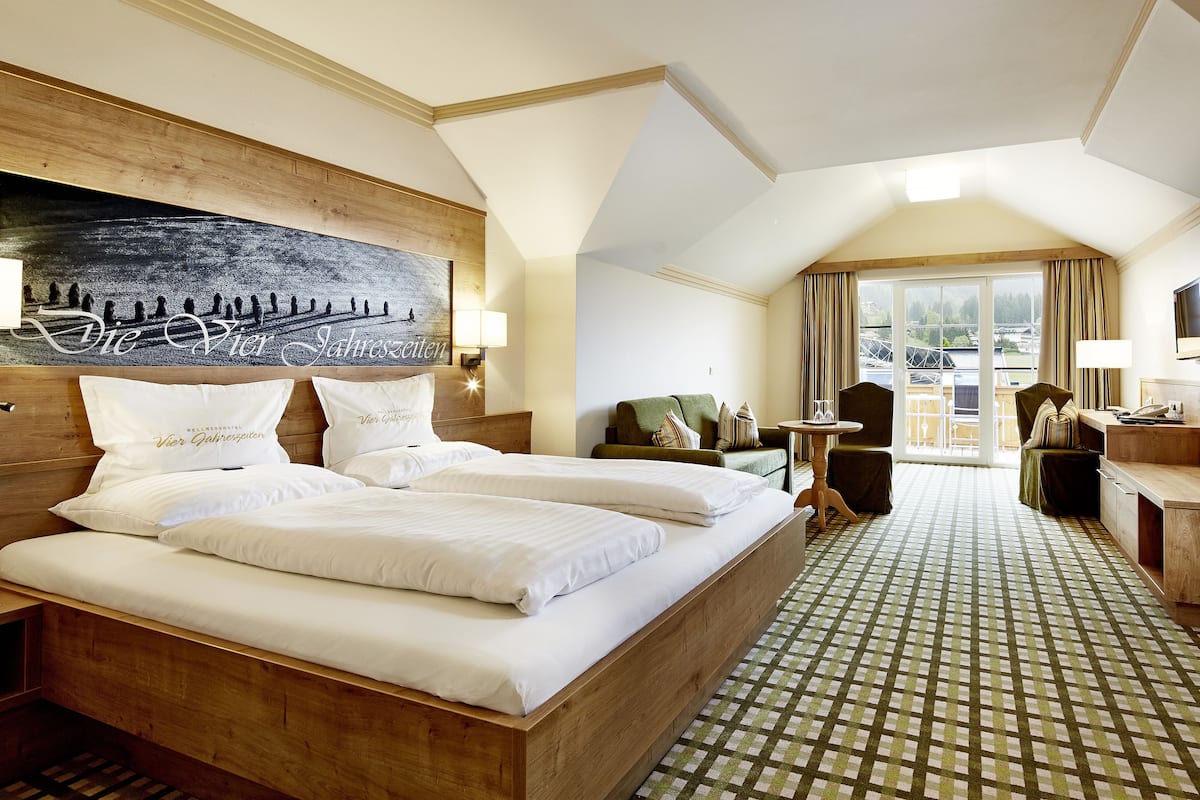 comfort room, 1 queen bed with sofa bed, non smoking, mountain view | in-room safe, free wifi, bed sheets