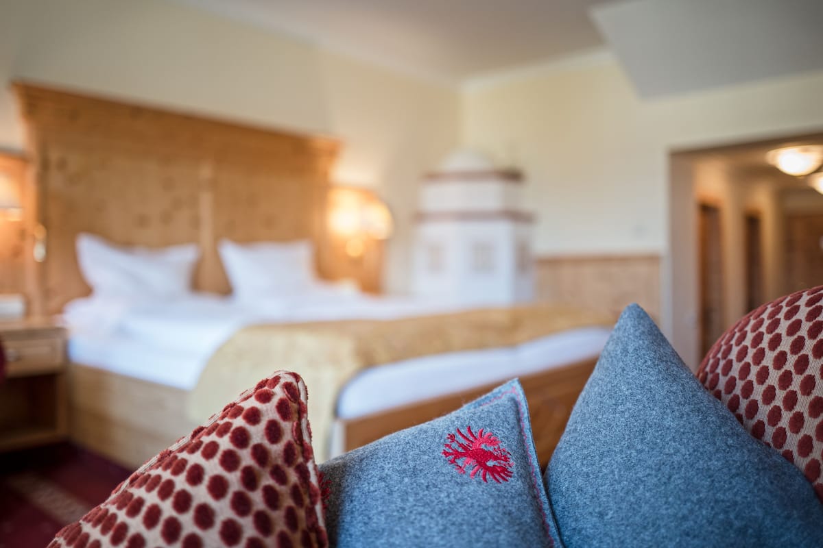 Ein Hotelzimmer mit einem Bett, Kissen und einem Nachttisch.