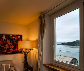 Apartment | Living room | Flat-screen TV