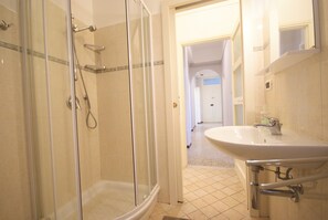 Appartement, 3 chambres | Salle de bain | Douche, bidet, serviettes fournies