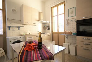 Appartement, 3 chambres | Cuisine privée | Réfrigérateur grande capacité avec congélateur, un four