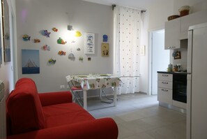 Apartment, 2 Schlafzimmer | Essbereich im Zimmer