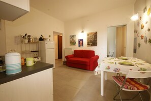 Apartment, 2 Bedrooms | Private kitchen | Fridge, oven, stovetop, electric kettle - Casa Mazzini (Imperia)