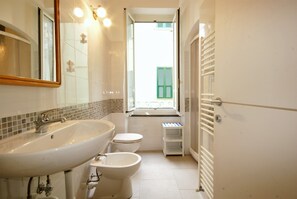 Bathroom - Casa Mazzini (Imperia)