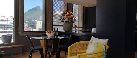 エグゼクティブ アパートメント クイーンベッド 2 台 バリアフリー マウンテンビュー | リビング エリア | 薄型テレビ