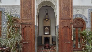 Una entrada ornamentada con detalles intrincados en azulejos y puertas de madera.