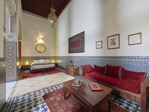 Double Room, Ground Floor (Roumana) | Peti besi dalam bilik, dihias secara berasingan 