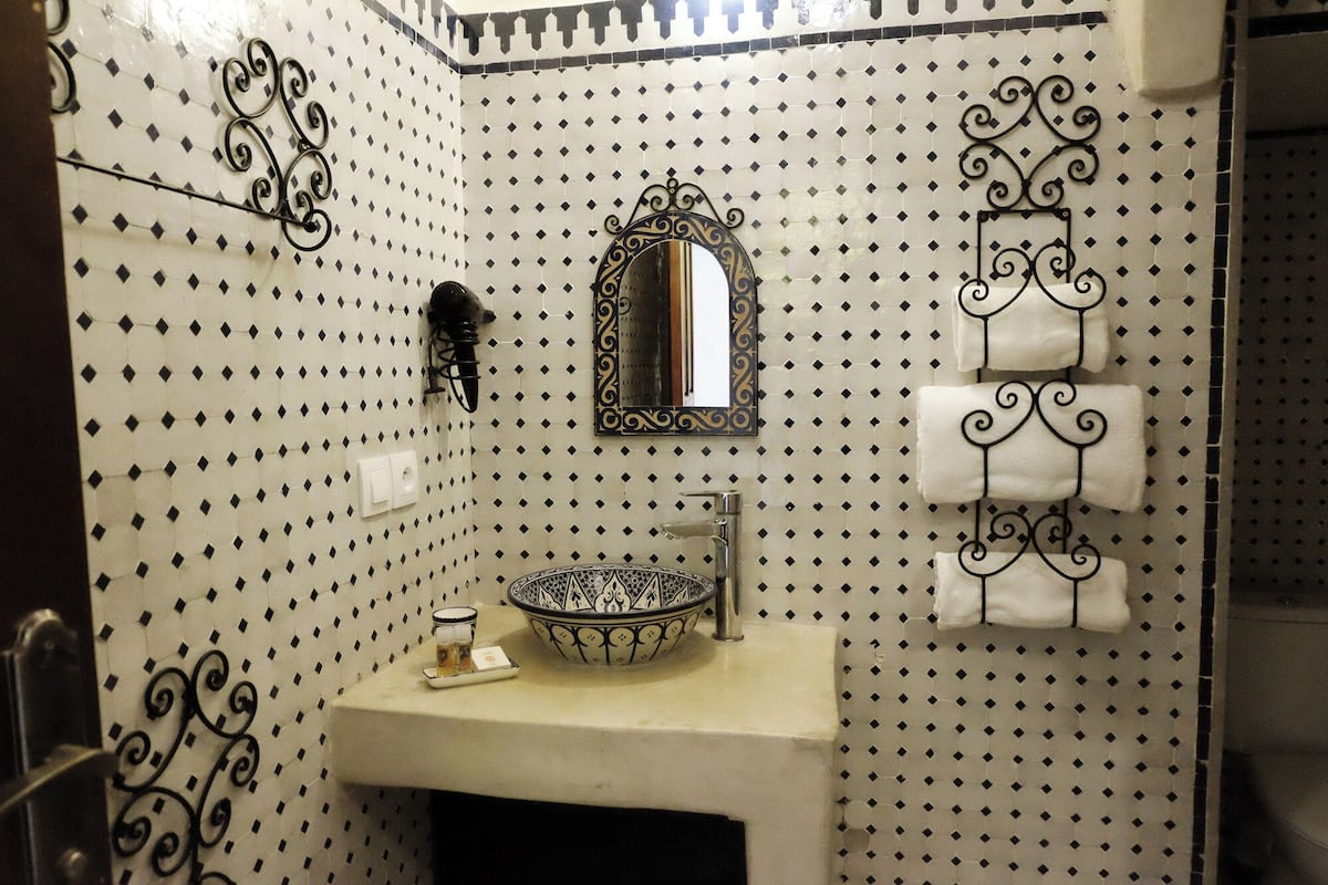 Deluxe vierpersoonskamer | Badkamer | Een douche, een regendouche, designer toiletartikelen, een haardroger