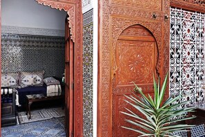 Suíte júnior, 1 quarto | 2 quartos, roupas de cama premium, cofres nos quartos