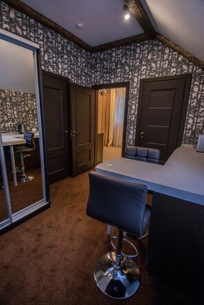 Quadrupla Luxury, 1 letto king con divano letto, non fumatori | Con stile personalizzato, con arredamento individuale, tende oscuranti