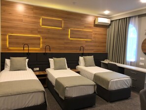 奢华三人房, 3 张单人床, 无烟房 | 特色装修、特色家居、遮光窗帘、隔音