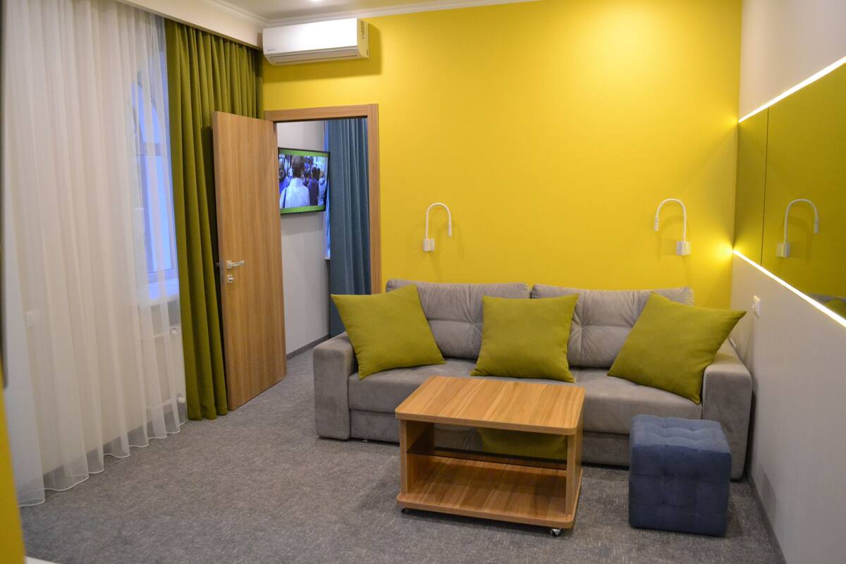 Suite familiare, 1 letto queen con divano letto, non fumatori | Soggiorno | TV a schermo piatto