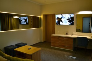 ห้องแฟมิลี่สวีท, เตียงควีนไซส์ 1 เตียง และโซฟาเบด, ปลอดบุหรี่ | ห้องพักตกแต่งอย่างมีเอกลักษณ์, ตกแต่งพิเศษโดยเฉพาะ, ผ้าม่านกันแสง