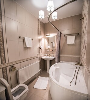 ห้องเอ็กซ์คลูซีฟสวีท, เตียงควีนไซส์ 1 เตียง, ปลอดบุหรี่ | ห้องน้ำ | ฝักบัว, ของใช้ในห้องน้ำฟรี, ไดร์เป่าผม, รองเท้าสวมภายในห้อง