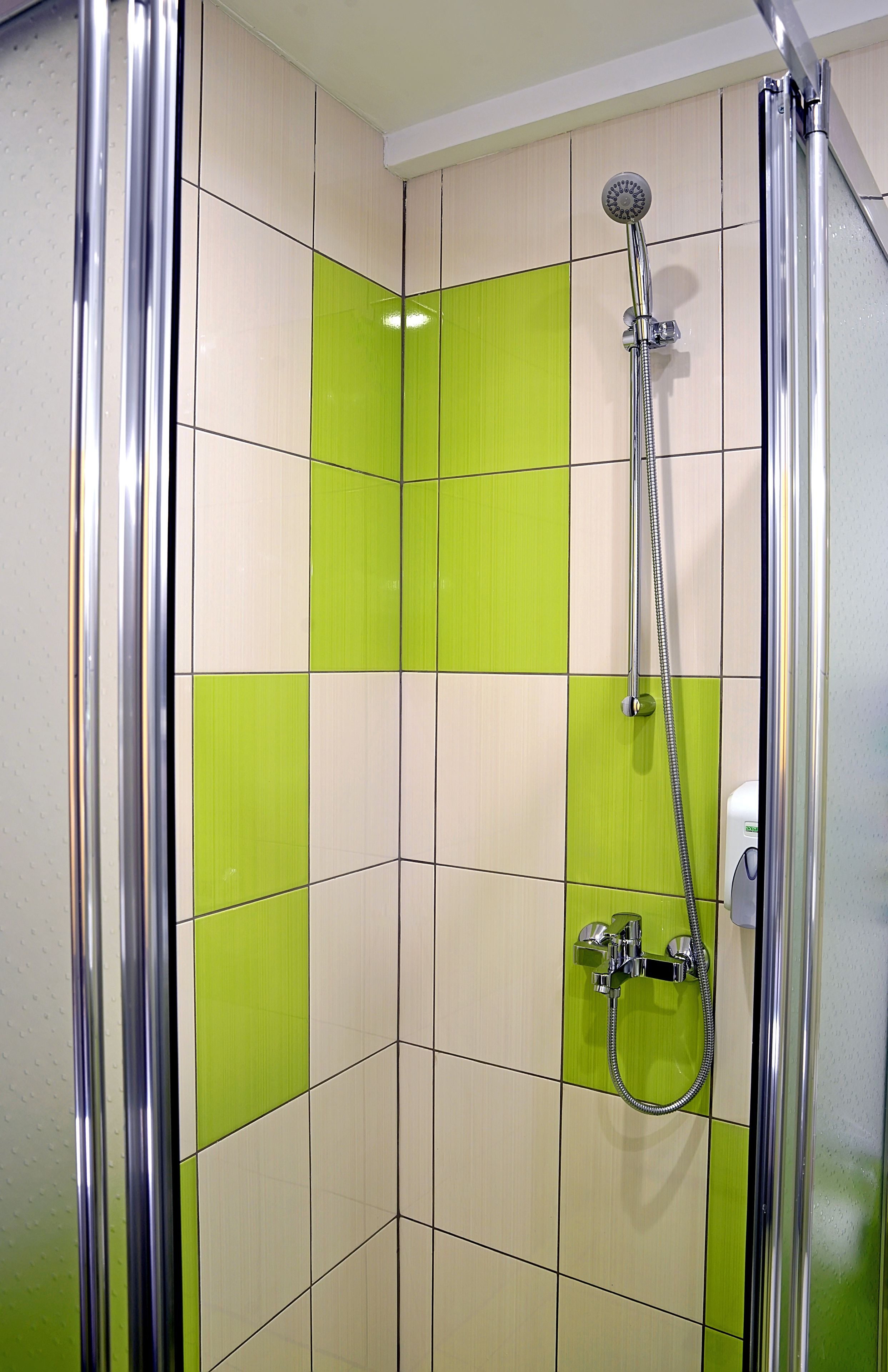 quadruple room | bathroom shower