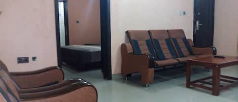 Suíte luxo, 1 cama Queen, para não fumantes | Frigobar, escrivaninha, cortinas blackout, ferros/tábuas de passar roupa