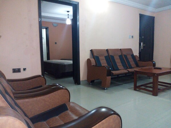 华丽套房, 1 张大床, 无烟房 | 迷你吧、办公桌、遮光窗帘、熨斗/熨板