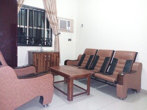 Minibar, desk, blackout curtains, iron/ironing board - Akma Signature Hotel & Suites (Ibadan)
