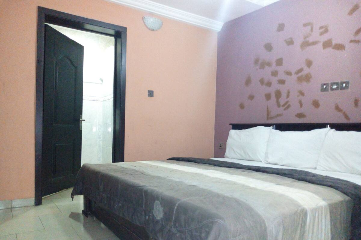 Deluxe Suite, 1 Queen Bed, Non Smoking | Minibar, desk, blackout drapes, iron/ironing board (on request)