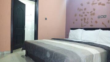 Minibar, escritorio, cortinas blackout y tabla de planchar con plancha