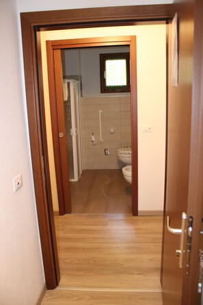 双人房或双床房, 无障碍 | 浴室 | 淋浴设施、免费洗浴用品、吹风机、坐浴桶