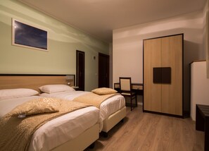 客房内保险箱、办公桌、遮光窗帘、免费 WiFi